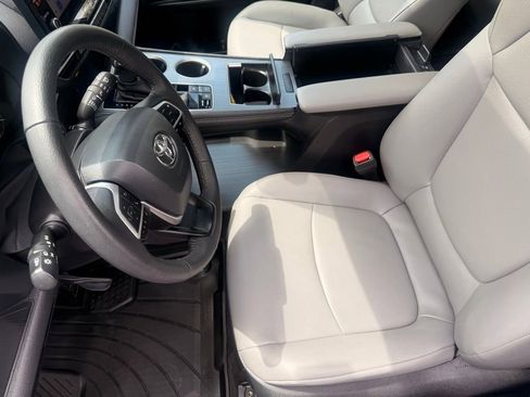 Used 2025 Toyota Sienna XLE w/ XLE Plus Package AWD/4WD image 12
