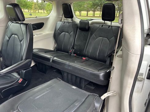 Used 2018 Chrysler Pacifica Limited FWD image 7