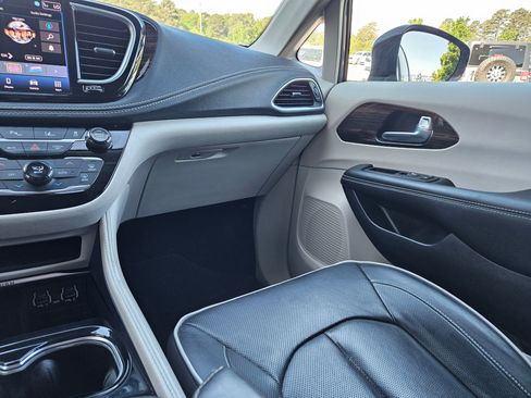 Used 2023 Chrysler Pacifica Limited FWD image 11