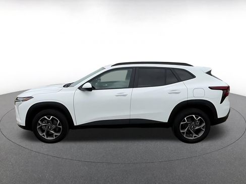Used 2025 Chevrolet Trax LT w/ LT Convenience Package FWD image 9