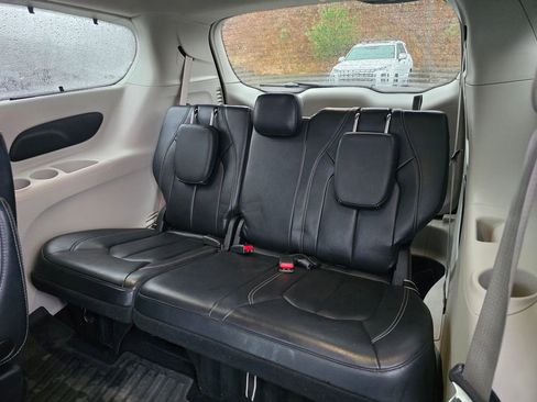 Used 2022 Chrysler Pacifica Touring-L image 11