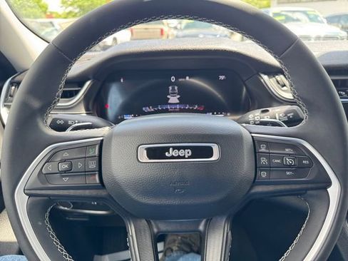 Used 2024 Jeep Grand Cherokee Laredo AWD/4WD image 24