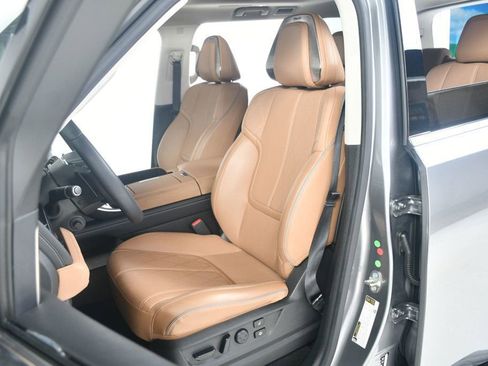 Used 2025 INFINITI QX80 Sensory image 28