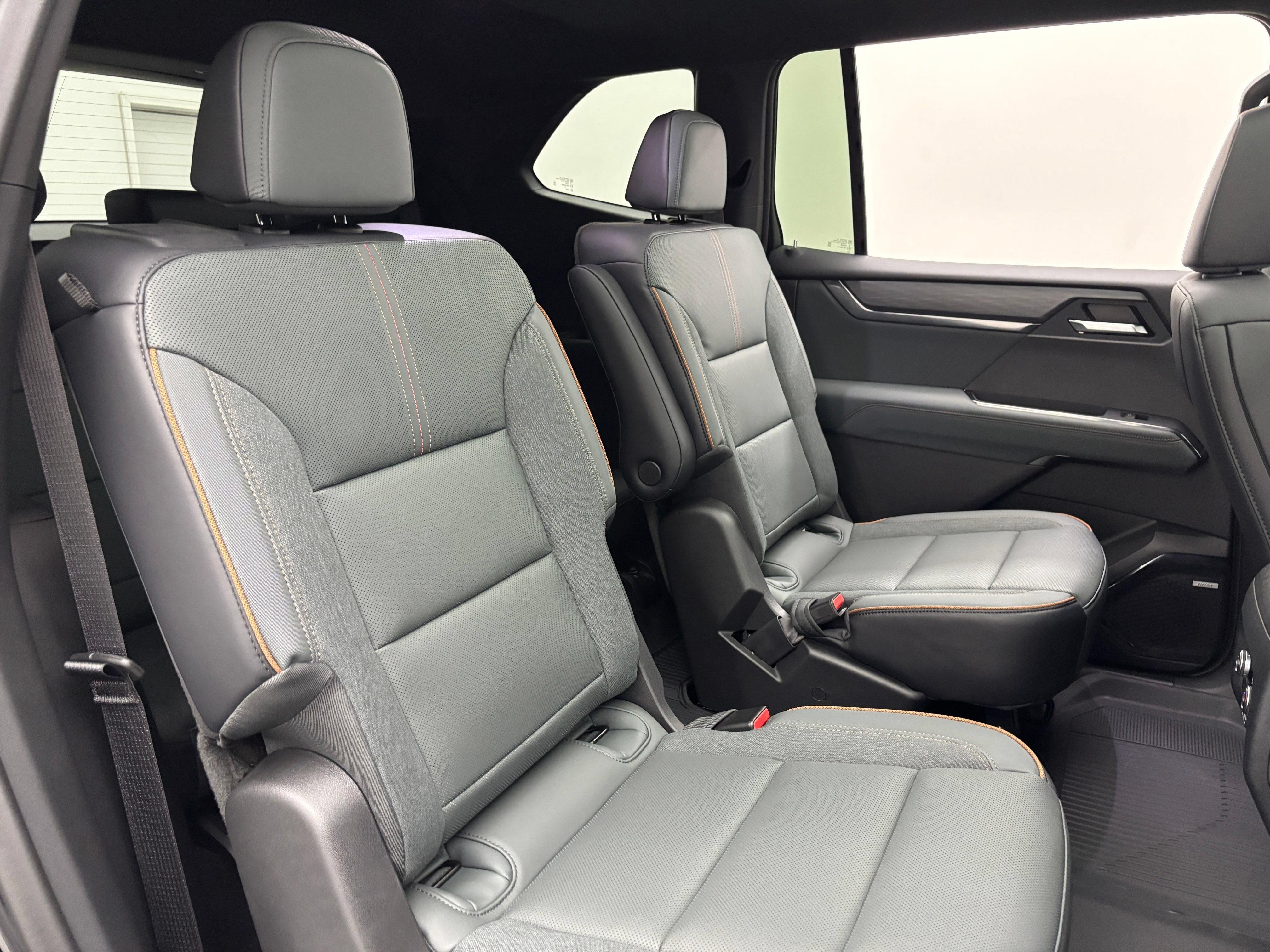 New 2026 GMC Acadia AT4 w/ Luxury Package AWD/4WD image 40