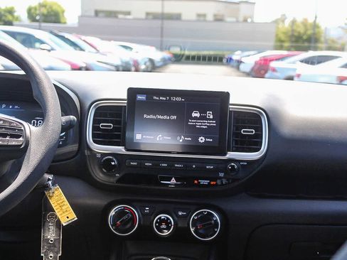 Certified 2024 Hyundai Venue SE FWD image 17