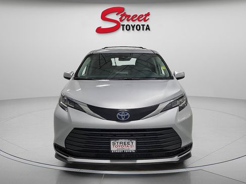 Used 2023 Toyota Sienna LE image 6