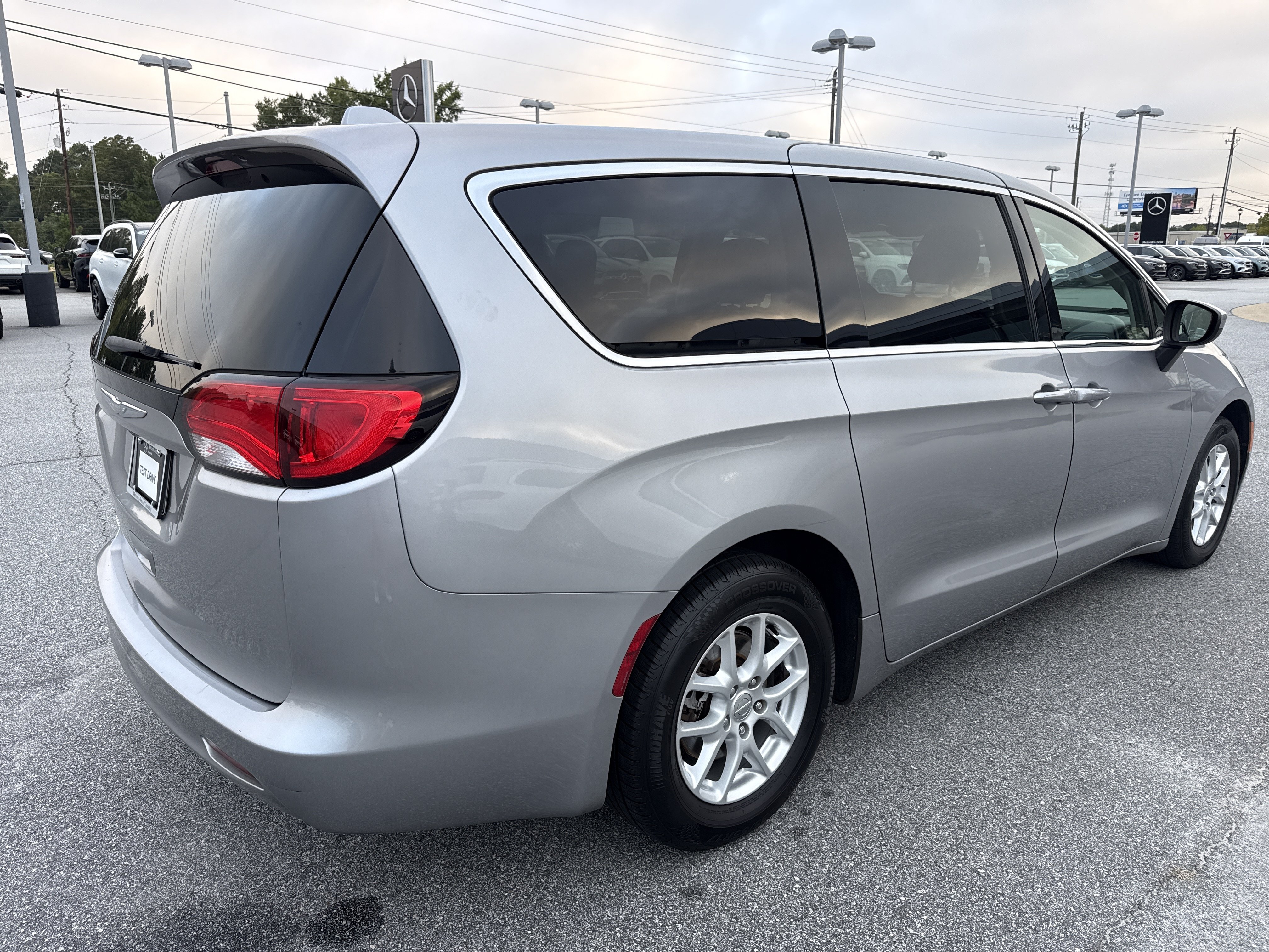 Used 2017 Chrysler Pacifica LX FWD image 12