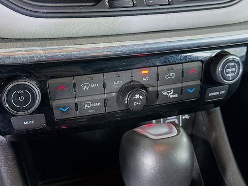 Used 2023 Jeep Compass Limited image 23