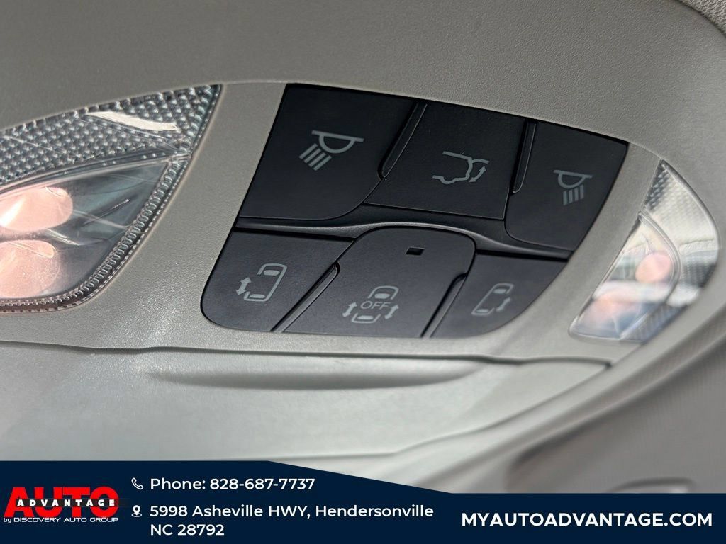 Used 2023 Chrysler Pacifica Touring-L FWD image 20