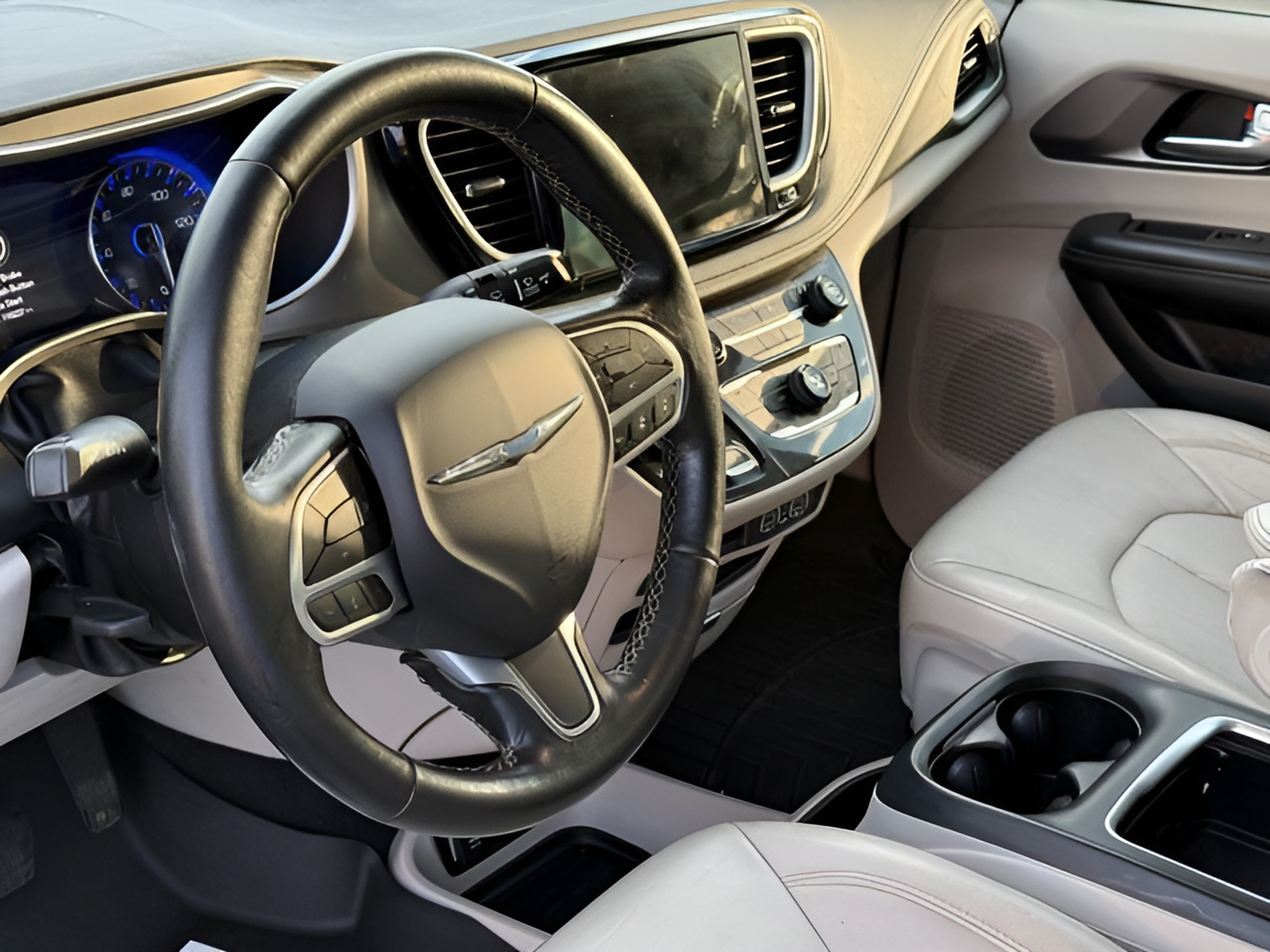 Used 2021 Chrysler Pacifica Touring-L FWD image 19