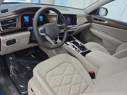 Used 2025 Volkswagen Atlas SE FWD image 17
