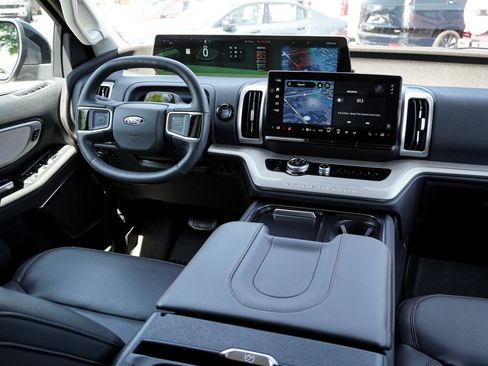 Used 2025 Ford Expedition Active AWD/4WD image 29