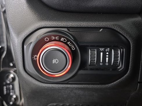 Used 2018 Jeep Wrangler Unlimited Sahara AWD/4WD image 27