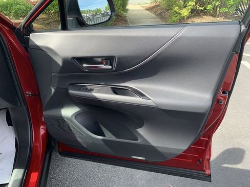 Used 2023 Toyota Venza LE image 13