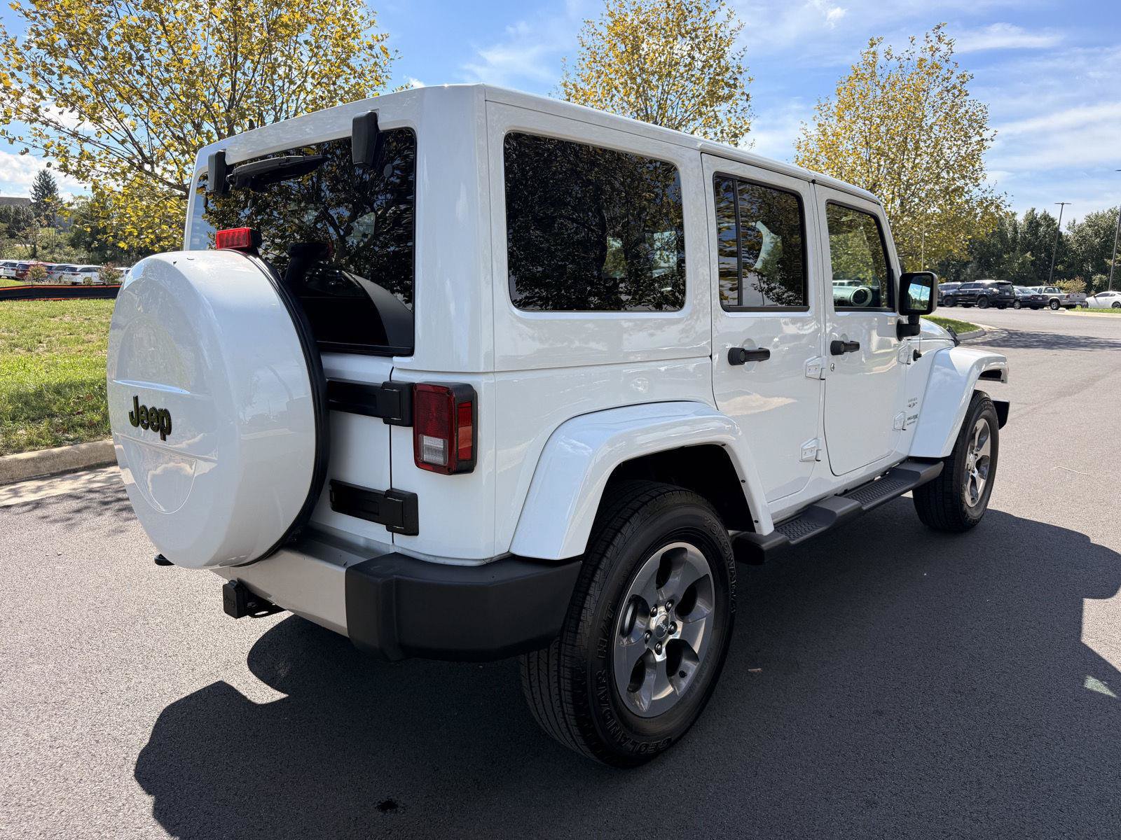 Used 2018 Jeep Wrangler Unlimited Sahara w/ Connectivity Group AWD/4WD image 5