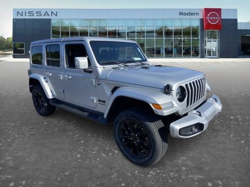 Used 2022 Jeep Wrangler Unlimited Sahara AWD/4WD image 3