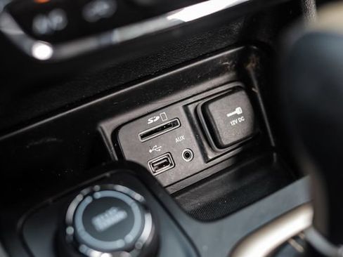 Used 2015 Jeep Cherokee Latitude w/ Comfort/Convenience Group AWD/4WD image 36