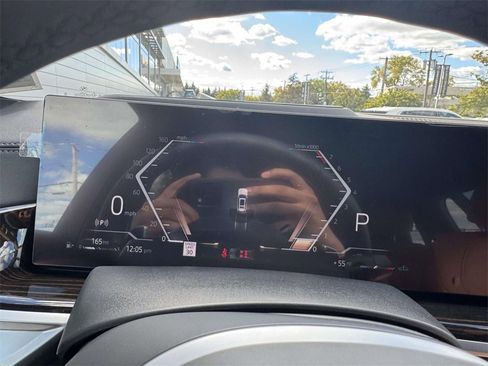 Certified 2025 BMW X7 xDrive40i w/ M Sport Package image 17