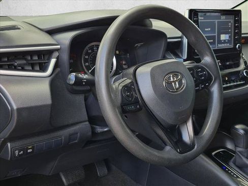 Used 2020 Toyota Corolla LE FWD image 3
