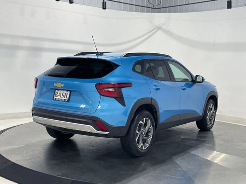 Used 2025 Chevrolet Trax LT FWD image 11