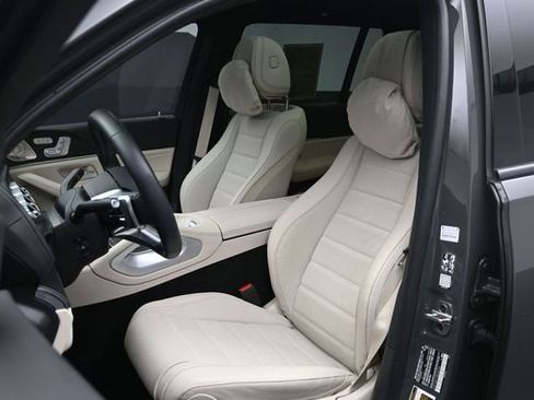 Used 2025 Mercedes-Benz GLS 450 4MATIC image 17