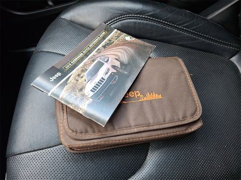 Used 2019 Jeep Cherokee Limited w/ Technology Group image 26