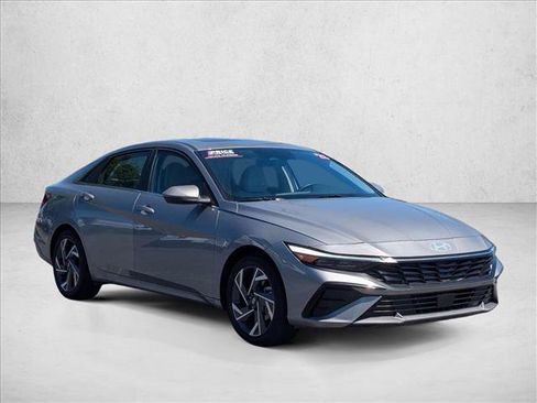 Used 2025 Hyundai Elantra Limited FWD image 3