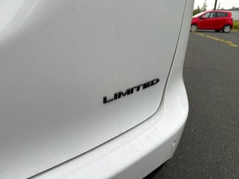 Used 2025 Chrysler Pacifica Limited FWD image 8