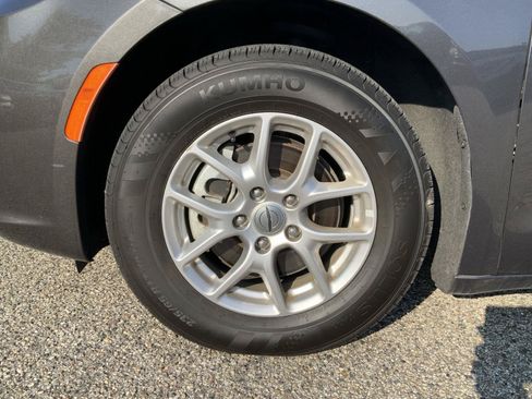 Used 2023 Chrysler Pacifica Touring-L FWD image 16