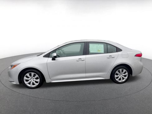 Used 2025 Toyota Corolla LE image 9