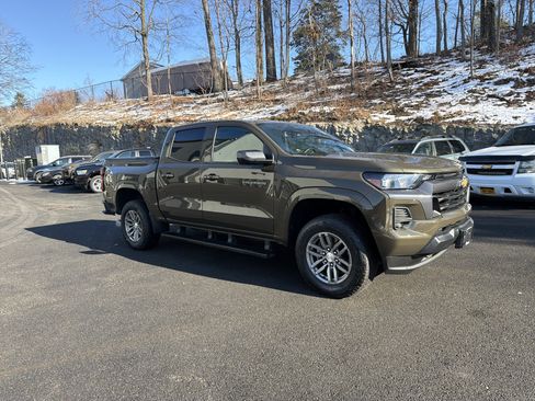 Used 2023 Chevrolet Colorado LT w/ LT Convenience Package II image 2