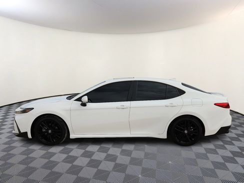 Used 2025 Toyota Camry SE image 2