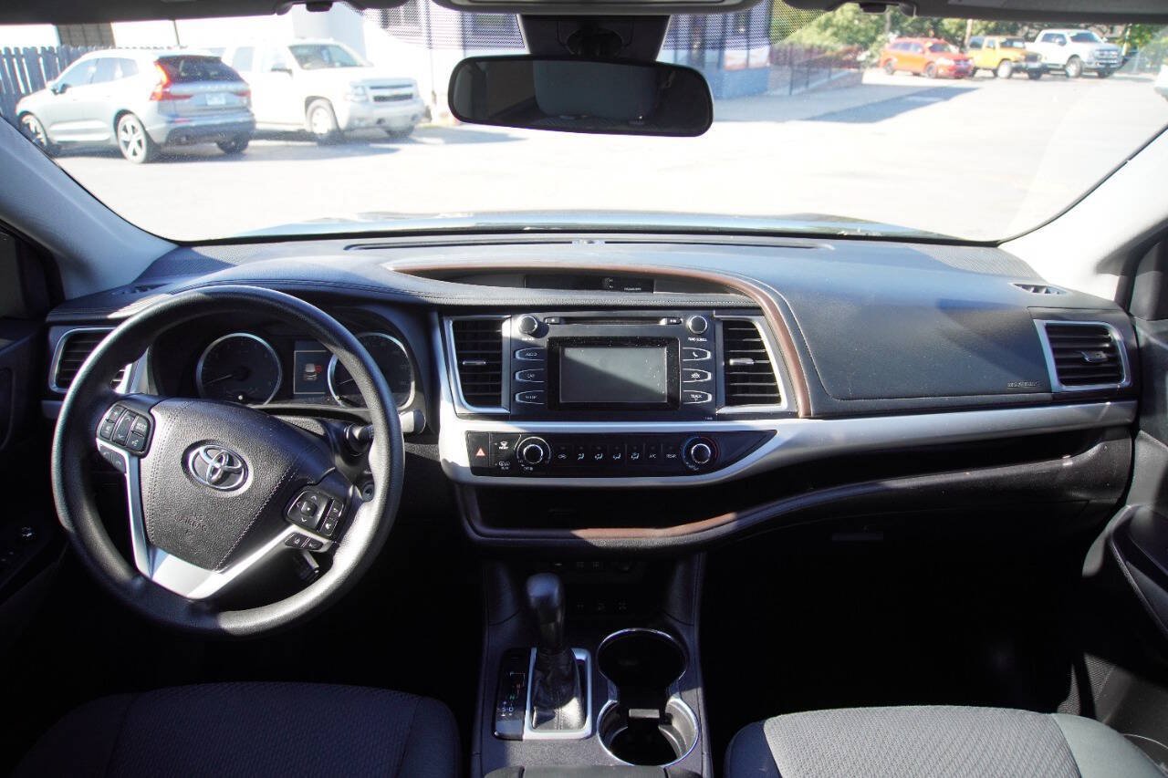 Used 2019 Toyota Highlander LE AWD/4WD image 9