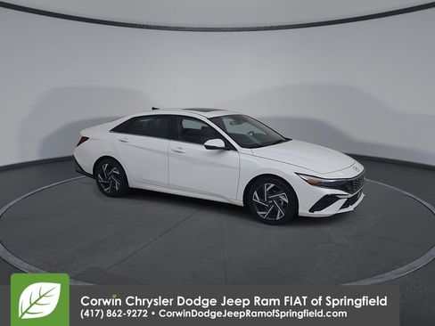 Used 2025 Hyundai Elantra Limited FWD image 17