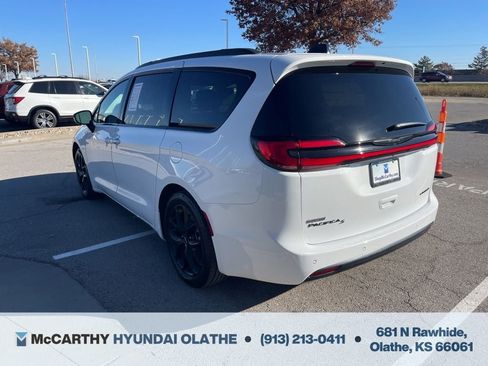 Used 2025 Chrysler Pacifica Limited FWD image 17