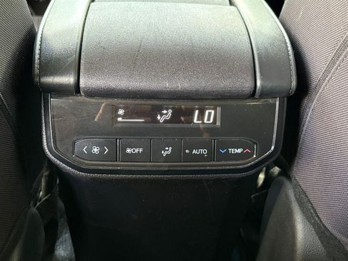 Used 2025 Toyota Highlander LE FWD image 24