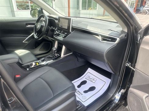 Used 2025 Toyota Corolla Cross XLE FWD image 10