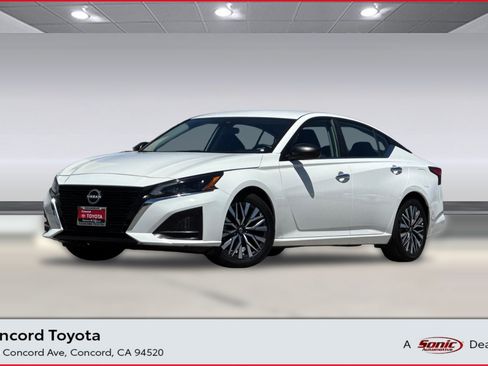 Used 2025 Nissan Altima 2.5 SV FWD image 1