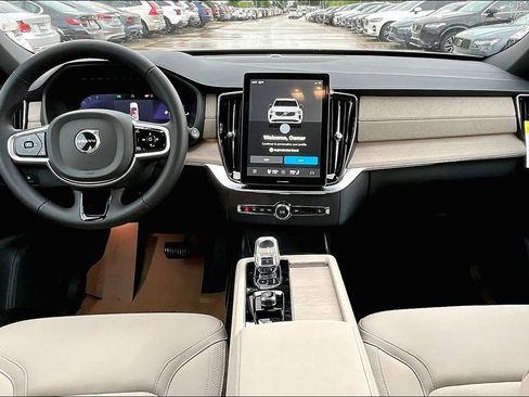 New 2025 Volvo XC90 T8 Core image 8