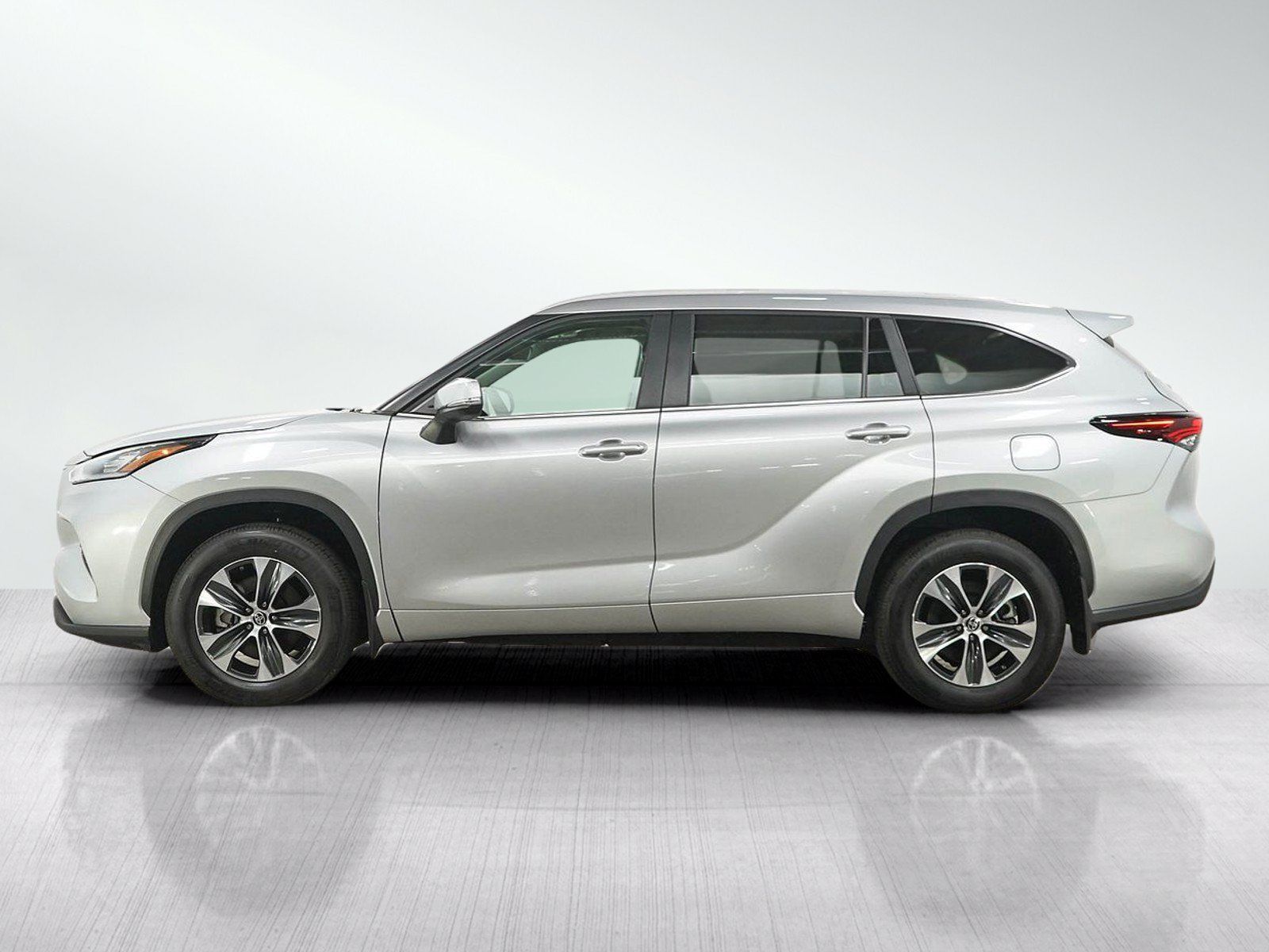 Used 2025 Toyota Highlander XLE AWD/4WD image 2