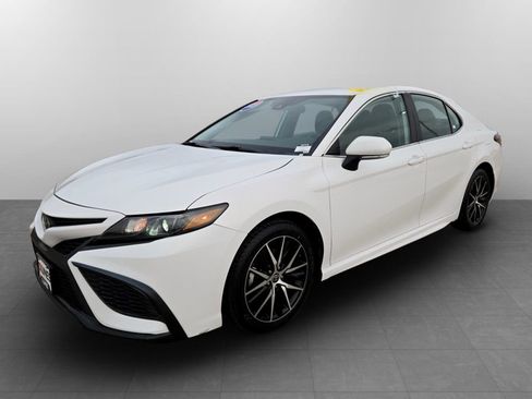 Used 2023 Toyota Camry SE image 12