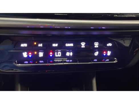 Used 2022 Chevrolet Bolt EUV Premier w/ Launch Edition FWD image 14