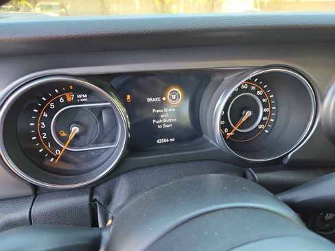 Used 2021 Jeep Gladiator Sport AWD/4WD image 8