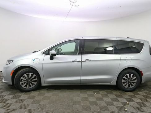 Used 2023 Chrysler Pacifica Touring-L FWD image 6