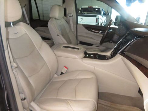 Used 2017 Cadillac Escalade Premium Luxury image 34