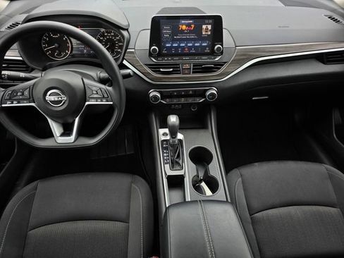Used 2025 Nissan Altima 2.5 SV FWD image 11
