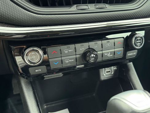 Used 2023 Jeep Compass Latitude w/ Convenience Group AWD/4WD image 30
