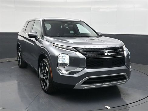 Used 2023 Mitsubishi Outlander SE image 2