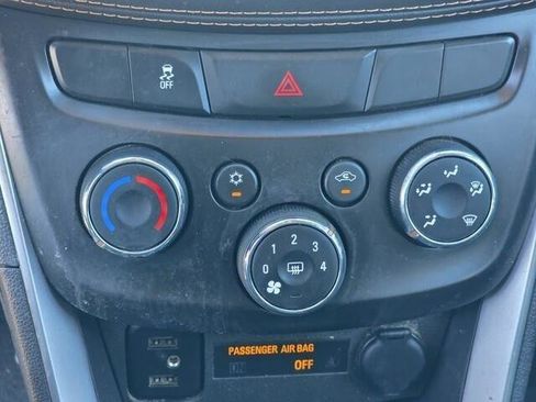 Used 2022 Chevrolet Trax LT w/ LT Convenience Package image 19