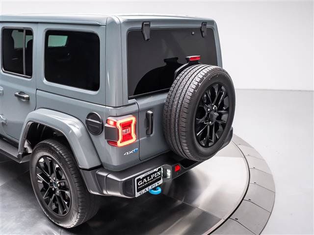 Used 2024 Jeep Wrangler Unlimited Sahara w/ Technology Group AWD/4WD image 33